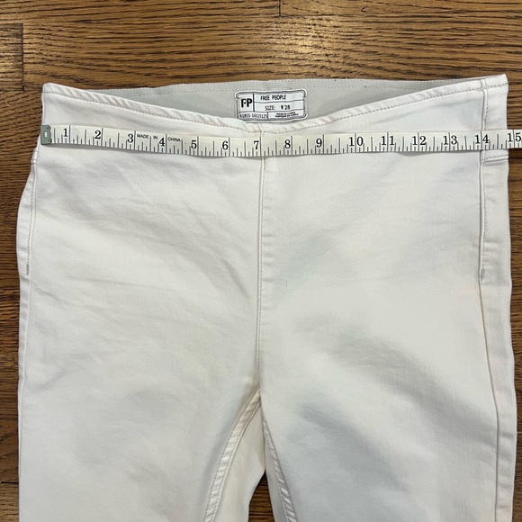 Free People - Pull-On White Flare Jeans - Size 28 - Picture 2 of 7